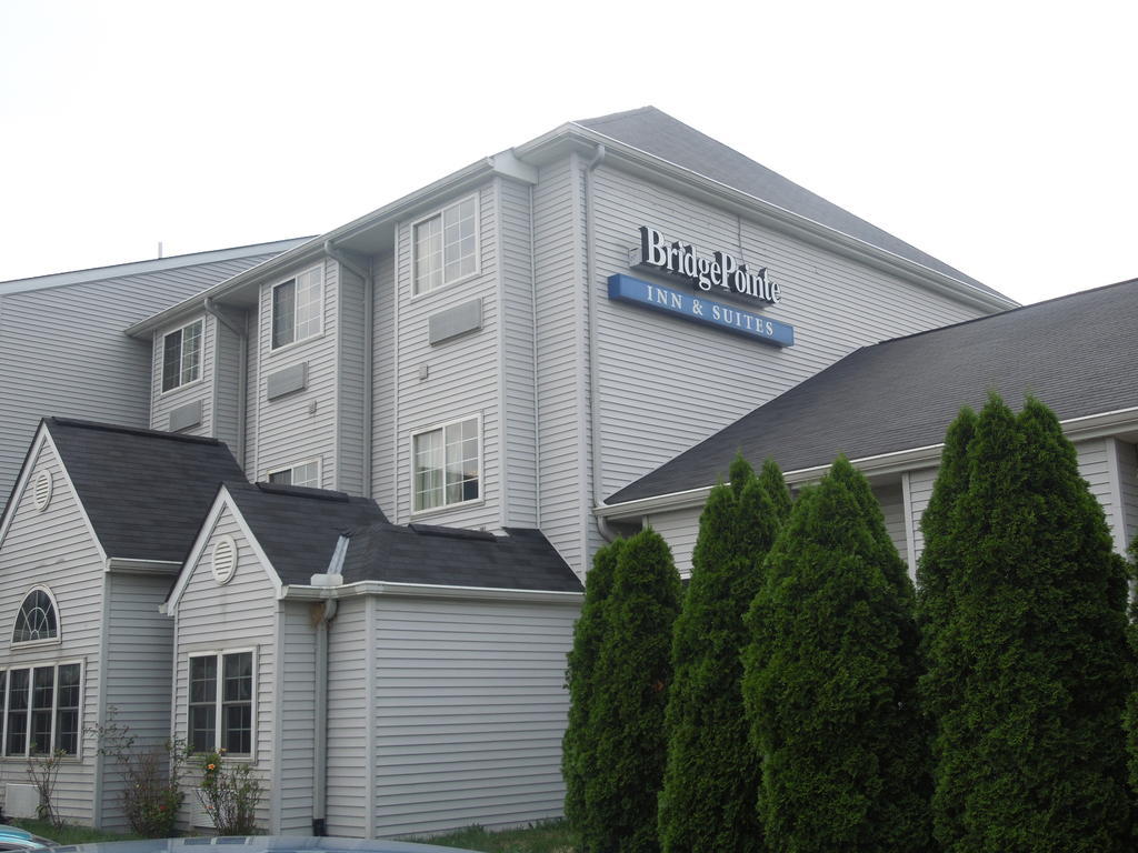 Bridgepointe Inn & Suites Toledo-Perrysburg-Rossford-Oregon-Maumee By Hollywood Casino Northwood Exterior foto